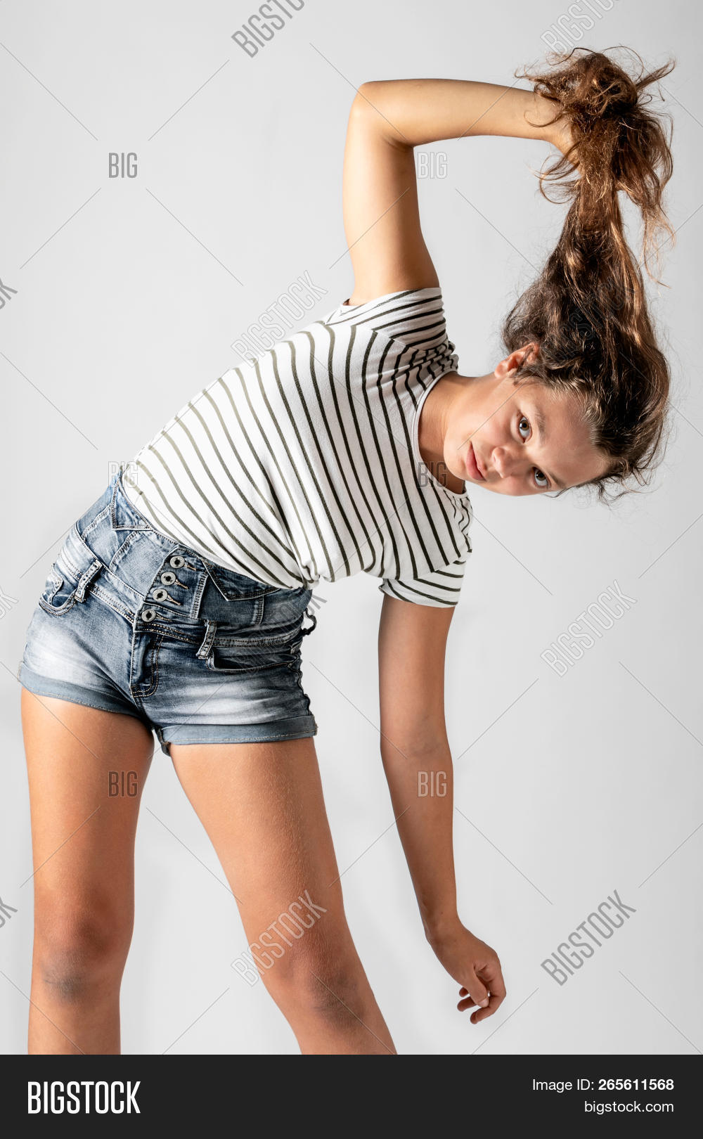 девушка ворчит на парня. девушки в спортивных шортах. Pull her. агрессия сток фото. Pull her.