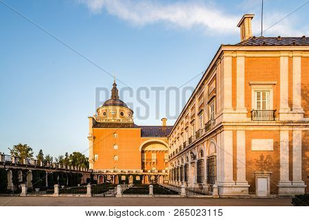 Aranjuez, Spain - October 21, 2018: Royal Palace Of Aranjuez At Sunrise. It Is A Residence Of The Ki