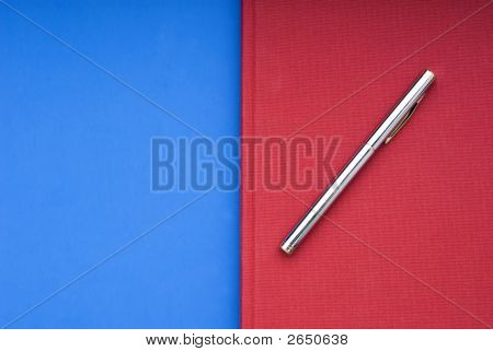 蓝色背景上的红色书