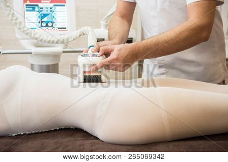 Procedure laser lipolysis of the abdominal region in a beauty center.