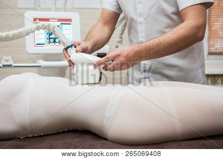 Procedure laser lipolysis of the abdominal region in a beauty center.