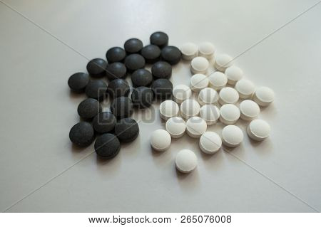 Black Chelated Iron And White Vitamin K Pills