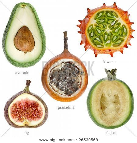 ครึ่งผลไม้ มีชื่อ (kiwano อโวคาโด feijoa, granadilla ฟิก) แยกต่างหากบน backgr สีขาว