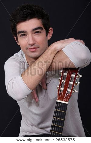 Homme posant avec sa guitare