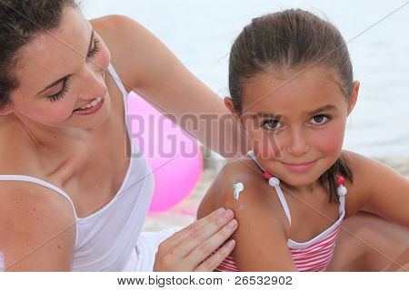Matka suncream na její dceru.