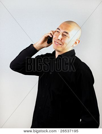 Mann lÃ¤chelnd mit smartphone