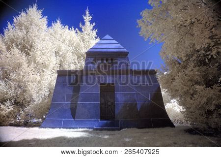 Ryerson Tomb Grave Site, Under A Blue Sky, Graceland Cemetery, Chicago, Il September 15, 2018