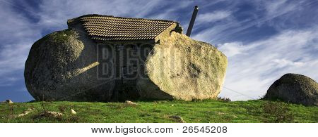Bir moutain, Lameira Fafe - Portekiz kuzeyinde en üstündeki taş ev