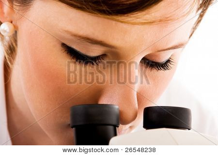 Close-up de um estudante de medicina, olhando através do microscópio no laboratório