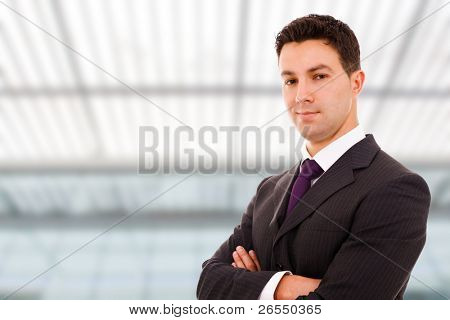 Porträtt av en ung framgångsrik verksamhet man på en modern office bulding