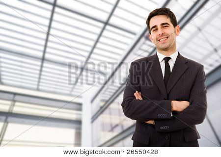 Porträtt av en vacker leende affärsman på en modern office bulding