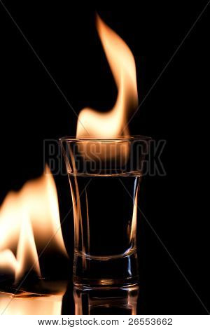 Vodca enflammé et citron vert sur noir