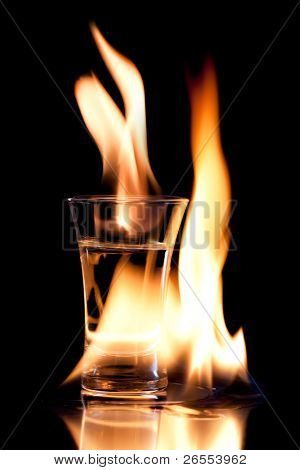 Vodca enflammé et citron vert sur noir