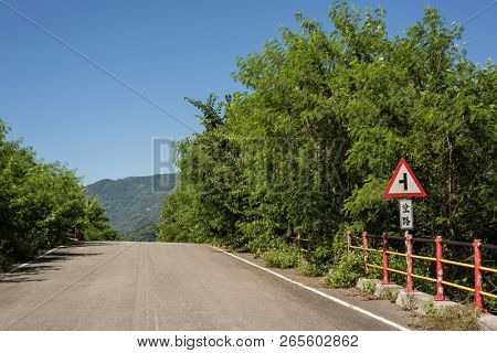 road with nobody at countryside in the daytime