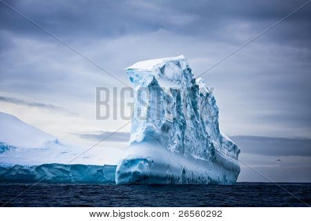 ภูเขาน้ำแข็งแอนตาร์กติกในหิมะ