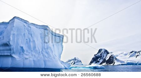 ภูเขาน้ำแข็งแอนตาร์กติกในหิมะ