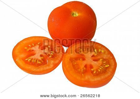 Un pomodoro e due metà isolata su uno sfondo bianco con tracciato di ritaglio