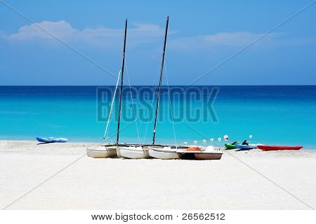 Biciclette Katamarans e acqua in una spiaggia