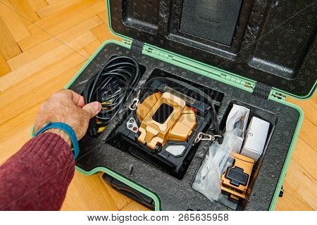 Modern Innovative And Powerful Performance Active Clad-alignment Splicer Used For Splicing An Array 