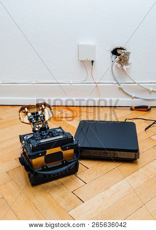 Ftth Fiber Installation At Home With New Arc Clad-alignment Fusion Splicer Used For Splicing An Arra