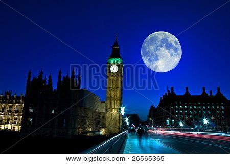 Nattescene i London viser Big Ben, en fuldmåne og trafik på Westminster bridge