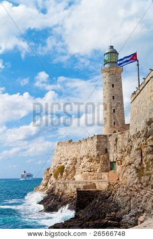 Castello di El Morro a l'Avana con una bandiera sventolante cubana