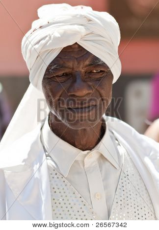 HAVANA-marts 25:Old sort mand med typiske afrocuban tøj 25 marts 2011 i Havana.People kjo