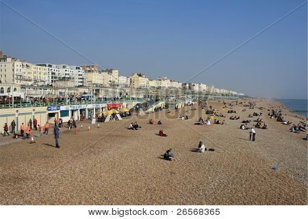 BRIGHTON, Velká Británie-Březen 31:Visitors těšit na pláž Březen 31,2011 v Brighton.The nábřeží je plné barů