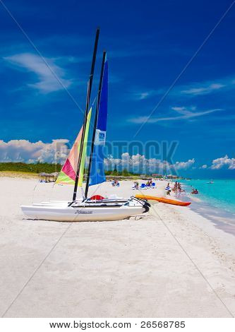 VARADERO, CUBA-juli 16:Tourists nyder stranden juli 16,2011 i Varadero.With over 1 million besøg