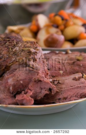 Assado de pernil de cordeiro com legumes