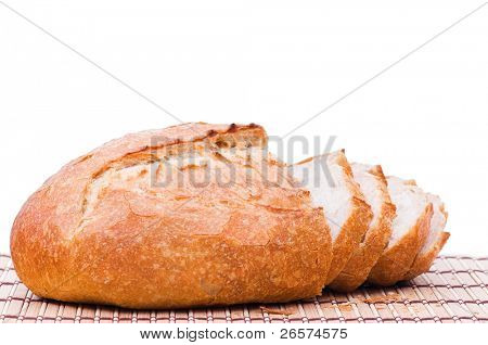 Gesneden brood tarwe. Geïsoleerd op witte achtergrond