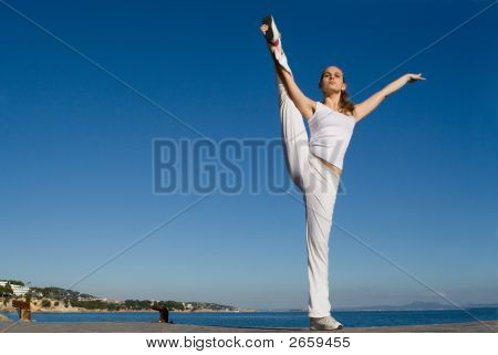 Fit sund ung kvinde gør Stretching øvelse