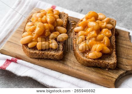 Baked Beans With Toast Bread