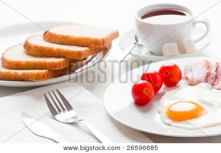 englisches Frühstück mit Eiern, Bakon und Tomaten