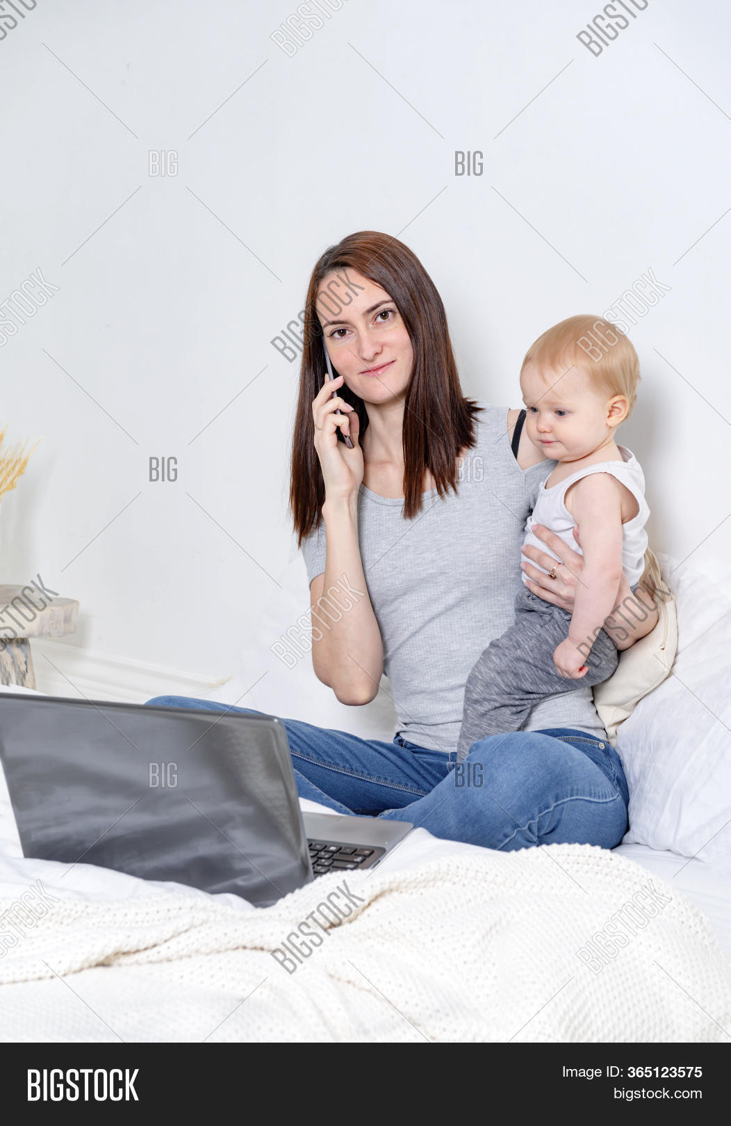 Молодая мама открыто соблазняет