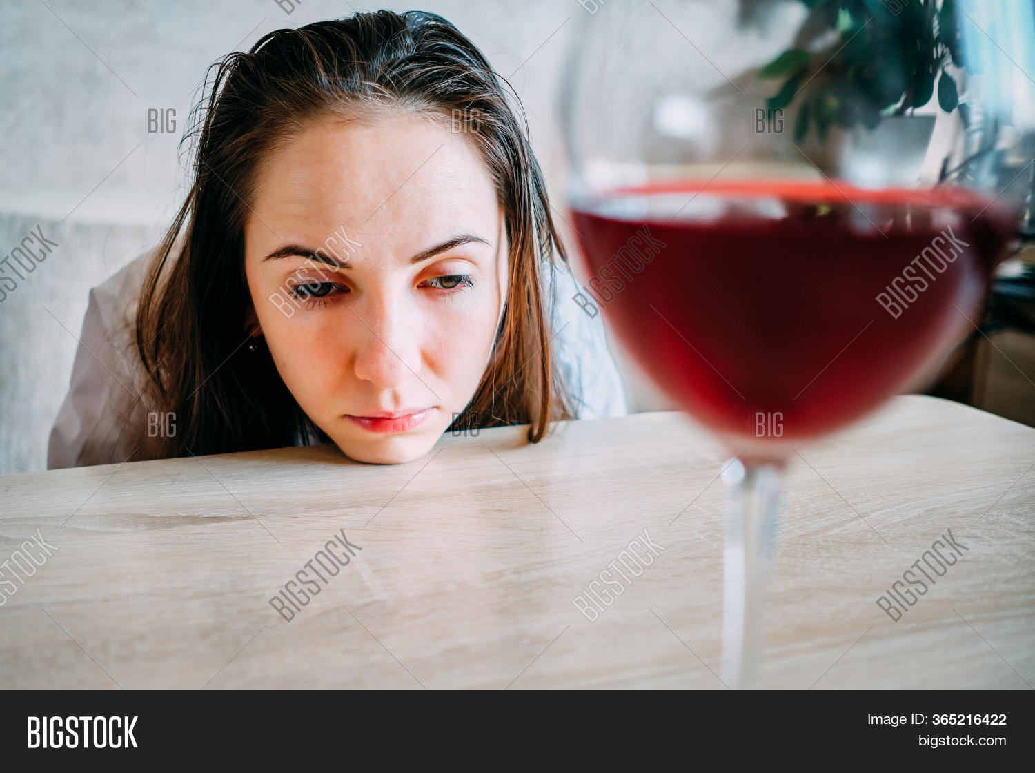 Лицо склонного к алкоголю. Face on the table. Девушка лицом в стол. Face on the table. Счастливая женщина в квартире.