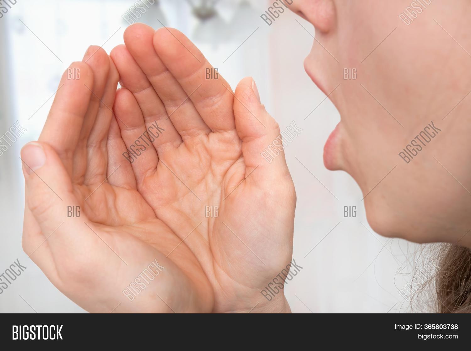 Человек шепчет другому. Шептать ладонь. Шептать ладонь. Шептать с ладонью у рта. Человек шепчет.