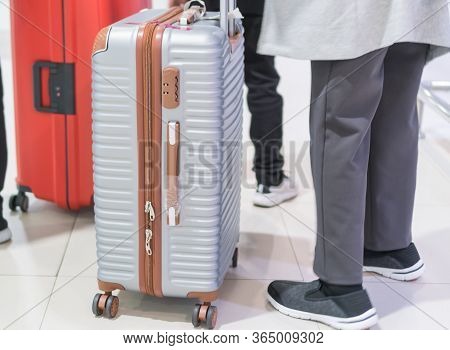 Traveler Tourists Dragging Luggage, Baggage Reclaimed Cancel Flights Stop, Prevent Covid-19 Virus Di