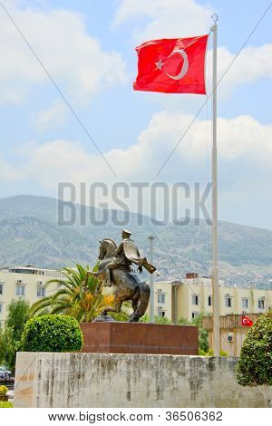 Estátua equestre de Ataturk em Antakya, Turquia