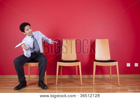 빨간 벽 trowing 옆 sited 사업가 종이 비행기