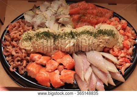 Serving Plate With Fresh Luxurious Seafood And Sauce In Take Away Carton Box