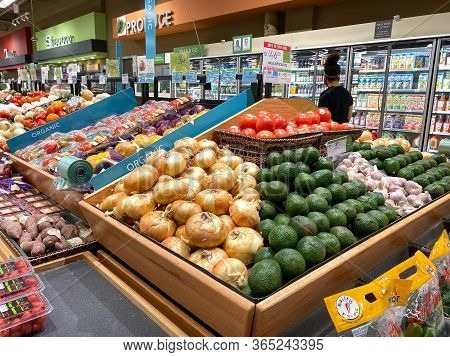 Orlando, Fl/usa - 5/4/20: The Produce Aisle   At A Publix Grocery Store In Orlando, Florida Waiting 