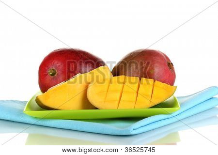 Mogen aptitretande mango på gröna plattan isolerad på vit