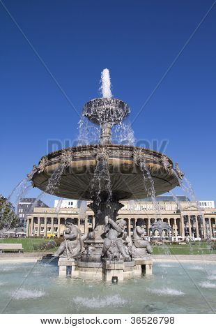 Fontein op het plein van het kasteel in Stuttgart, Duitsland.