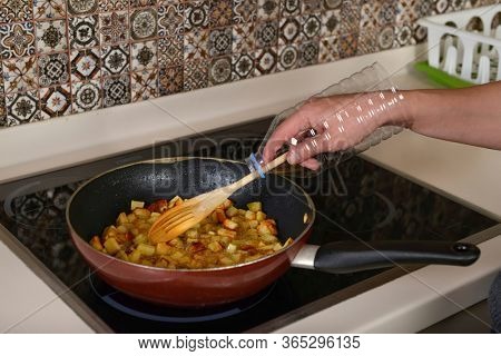 Cook has found a way to keep her arm unharmed from hot oil drops by creating an improvised armor from a plastic bottle.