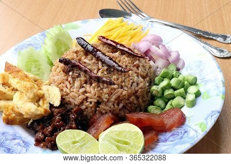 Rice Mixed With Shrimp Paste Consisting Of Sweet Pork, Chinese Sausage, Fried Eggs, Cucumber Slice, 
