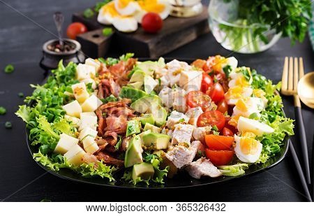 Healthy Cobb Salad With Chicken, Avocado, Bacon, Tomato, Cheese And Eggs. American Food.