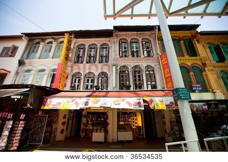 SINGAPORE - APRIL 16: Street scene i Singapores Chinatown på April 16, 2012 i Singapore. Byen