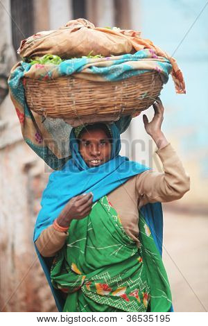 Indyjskie kobiety w krajowych ubrania z koszyka