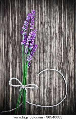 Foto van lavendel bloem op houten gestructureerde grijze achtergrond, boeket van verse paarse bloemen met bo